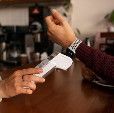 personne-payant-la-facture-dans-un-restaurant-utilisant-la-technologie-nfc