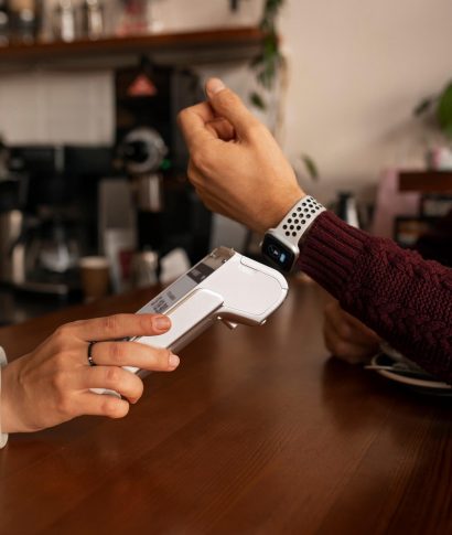 personne-payant-la-facture-dans-un-restaurant-utilisant-la-technologie-nfc